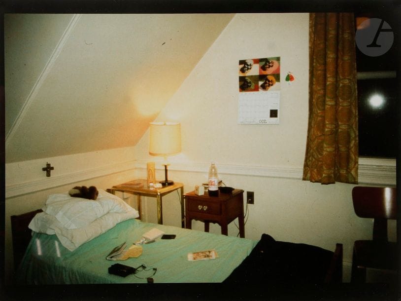 Nan Goldin (1953) 
Hotel room Zürich, 1995. 
Cibachrome d’époque signé au feutre noir au verso.
Image : 39 x 27 cm
Feuille : 40,5 x 30,5 cm
