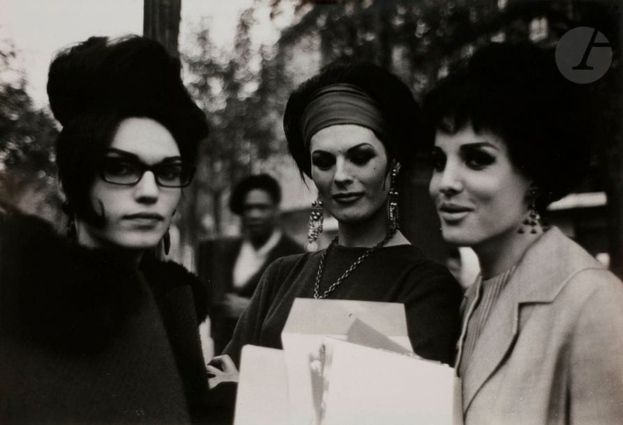 Christer Strömholm (1918-2002) 
Place Blanche, 1956-1962.
Nana, Jacky et Suzannah. 
Épreuve argentique d’époque sur papier Agfa-Brovira. Tampon du photographe au verso. 
18 x 24 cm - cadre

Provenance :
Galerie VU, Paris.