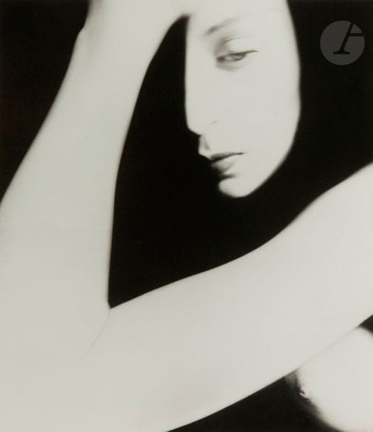 Bill Brandt (1904-1983) 
Nude. London, 1952. 
Épreuve argentique (c. 1970), contrecollée sur carton et signée à l’encre sur le montage en bas à droite. 
34,2 x 29,2 cm 

Provenance :
Collection Claudine et Jean-Pierre Sudre. 

Bibliographie :
Bill Brandt, Perspectives of Nudes, Amphoto, New York, 1961, pl. 36. 
Bill Brandt, Shadow of Light, De Capo Press, New York, 1977, pl. 121.
Bill Brandt, Bill Brandt : Nudes 1945-1980, Gordon Fraser Limited, London and Bedford, 1980, pl. 53.
Mark Haworth–Booth and David Mellor, Bill Brandt : Behind the Camera, Photographs 1928–1983, Aperture / Philadelphia Museum of Art, New York, 1985, p. 99.
Ian Jeffrey, Bill Brandt : Photographs 1928-1983, Barbican Art Gallery / Thames & Hudson Limited, London, 1993, p. 172.
Bill Jay and Nigel Warburton, Brandt : The Photography of Bill Brandt, H.N. Abrams, New York, 1999, couverture et pl. 242, p. 266.
Nigel Warburton, Brandt : Icons, The Bill Brandt Archive, London, 2004, n. p.
Bill Brandt, Shadow & Light, Cat. expo., The Museum of Modern Art, New York, 2013, p. 163.