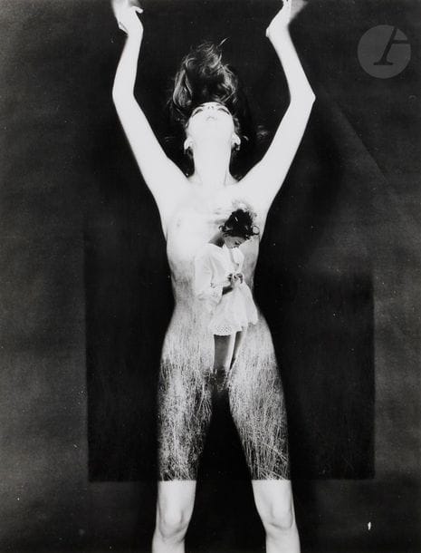 Sam Haskins (1926-2009)
November Girl, 1967.
Épreuve argentique d’époque signée au crayon au verso. 
Image : 30,5 x 23,5 cm
Feuille : 32,8 x 24,5 cm - cadre 

Provenance :
Collection Guy Mandery.

Bibliographie :
Sam Haskins, November Girl, New York, Madisson Square Press, 1967.