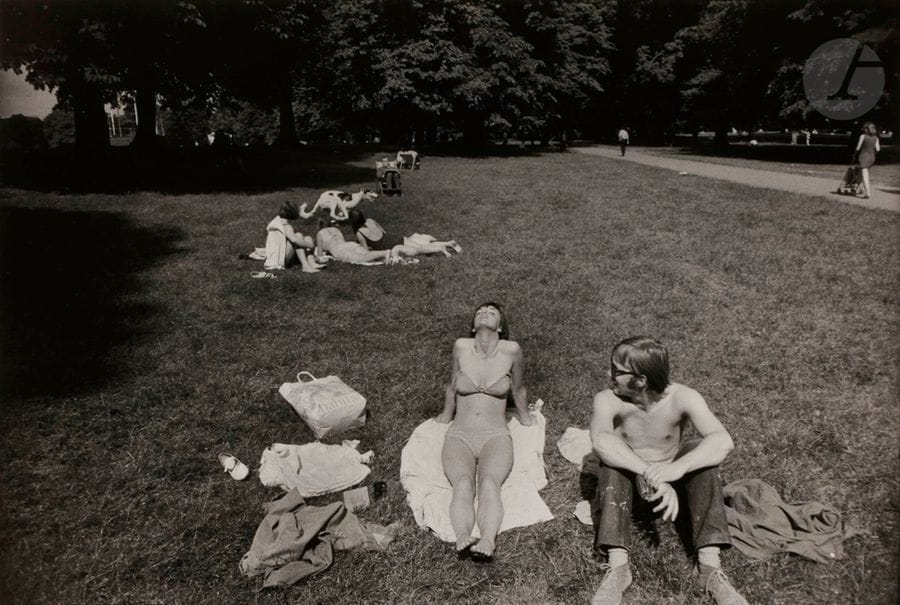 Garry Winogrand (1928-1984)
Série Women are beautiful, c. 1961-1971. 
Central Park, New York. 
Épreuve argentique (1981), signée à la mine de plomb au verso. 
28 x 35,5 cm - cadre 

Bibliographie :
Garry Winogrand, Women are Beautiful, Light Gallery, New York, 1975, n. p.