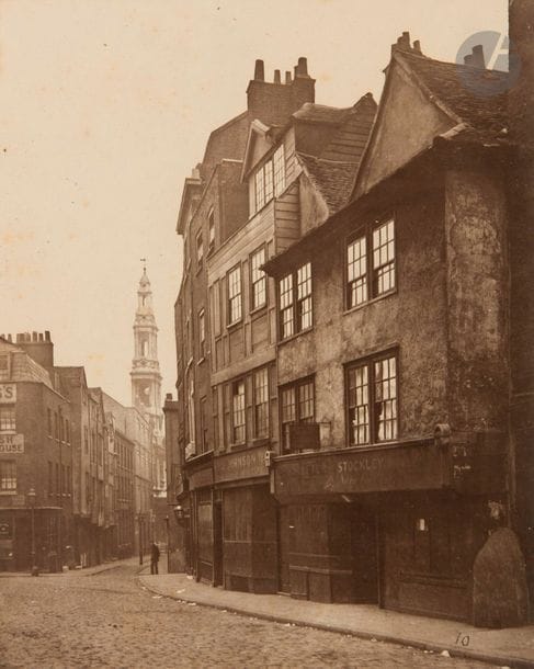 Henry Dixon (1820-1893)
Relics of old London, 1867-1880. 
Old Houses in Alderscate Street. 
White hart inn Yard, Southwark. 
Old houses in Drury Lane. 
Quatre (4) épreuves sur papier charbon contrecollées sur cartons. Crédit du photographe, légendes et dates sur les montages. 
Format moyen des épreuves : 22,5 x 18 cm