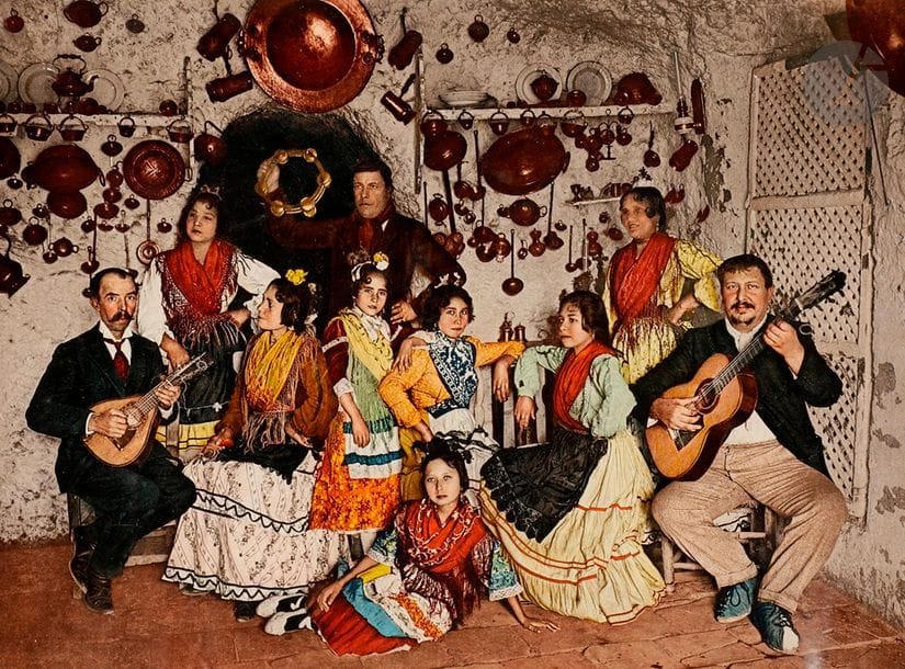 Photoglob Co. Zürich
Photochrom, c. 1890-1900.
Suisse. Alpes. Genève. Espagne. Danses gitanes. Corrida. Jérusalem. Damas. Jourdain. Lac de Caube. Italie. Venise. Nice. Monte Carlo. Cannes. Munich. Constantinople. Tunisie. Moscou.
Album in-4 oblong, titré sur le premier plat, composé de 116 photochromes insérés dans des coins. Nombreuses légendes et crédits en lettre dorées sur les épreuves en bas. Quelques légendes manuscrites à la mine de plomb en allemand aux versos des épreuves.
Format moyen : 16,5 x 22,5 cm