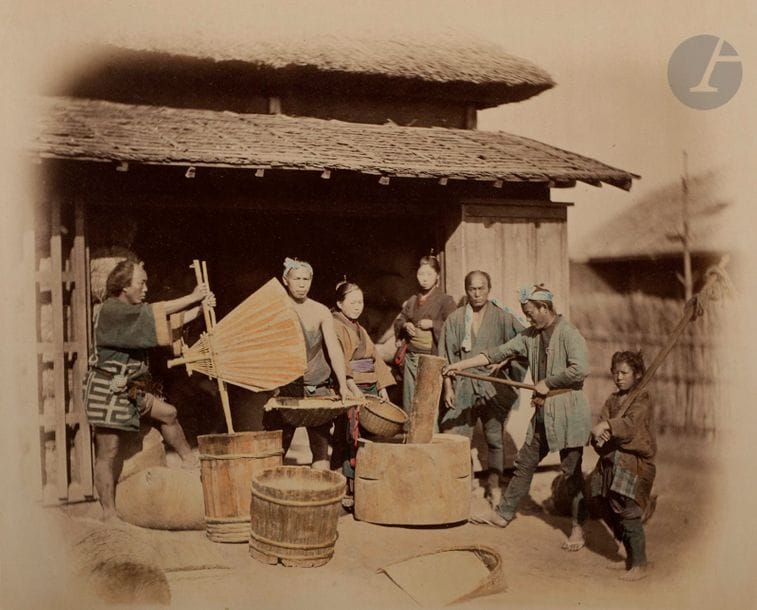 Felice Beato (1832-1909)
Views of Japan, c. 1870. 
View on the Tokaido. Kango Bearers. The Tokaido, between Yokohama and Fujisawa. The bronze statue of Dai-Bouts. Aristocratic young lady. Coolie. Fujiyama. Sanctuaire Hachiman-g?. Embarcations. 
Album in-folio oblong en percaline, titré sur le premier plat, composé de 21 épreuves sur papier albuminé, dont huit (8) rehaussées à l’aquarelle, contrecollées sur cartons. Nombreuses légendes sur étiquettes en vis-à-vis des tirages et quelques légendes au crayon sur les montages.
Formats des épreuves : de 20 x 26 à 22 x 30 cm