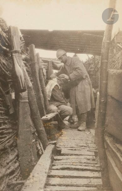 Soldat-photographe amateur
Première Guerre mondiale, 1914-1918. 
Somme. Oise. Meuse, 1915-1916. 
Les quatre cités de la patrouille de la nuit. Tranchées. Secteur Popincourt-Dancourt. Sentinelles allemandes. Les loisirs au cantonnement. Rassemblement de tous les instruments et les outils que nous avions trouvés dans le village, que nous avions baptisé « Musée des antiquités ». Monuments en ruine. Cuisiniers. Abri démoli par une torpille tombée sur un coin du toit. Décollage d’un avion d’observation. Exercices d’attaque. Lisières des lignes. Glissement de terrain et inondation dans les tranchées. Un bataillon à l’assaut. Convalescence à l’Hôtel Dieu. 
Album in-4 oblong composé de 292 épreuves argentiques d’époque contrecollées sur cartons. Nombreuses légendes manuscrites à l’encre noire sur les montages. 
Formats : de 3 x 2 à 10,5 x 16 cm