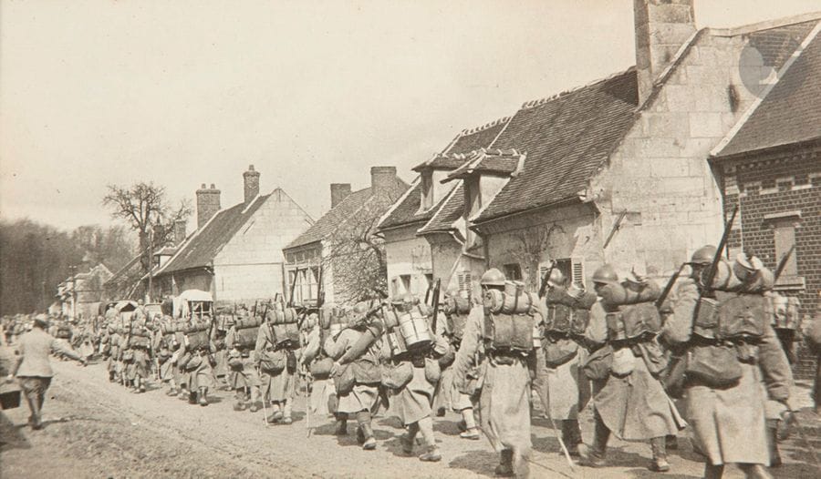 Soldat-photographe amateur
Première Guerre mondiale, 1914-1918.
Somme. Oise. Aisne. Lorraine. Tracy-le-Val. Bois de Vincenne. Dreslincourt. Attichy. Péronne. Romescamps. Remigny. Compiègne.
Excavateur, appareil servant à faire des tranchées. Lignes Allemandes. Observatoire allemand dans un arbre. Village en ruine. Entre les lignes. Anglais et allemands qui se mitraillent. Grosse artillerie. Cimetière. Château de Tracy-le-Val près des lignes allemandes. Janville la relève. Les allemands s’amusent avec nos culots d’obus. Avril 1917 quelques jours après le recul allemand. Poste de secours. La SS112. Nos alliés, ces bons camarades. Distraction des poilus, promenade en forêt. Saucisse allemande (dirigeable). Le canal de l’Oise gelé. Abris allemand. 
Album in-folio oblong composé de 219 épreuves argentiques d’époque glissées dans les feuillets. Nombreuses légendes manuscrites à l’encre noire sur étiquettes contrecollées sur les montages.
Formats : de 13 x 18 à 8 x 13 cm