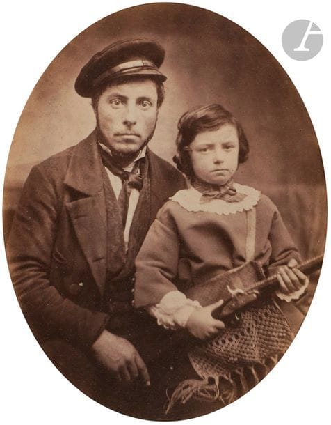 Photographe non identifié 
Portrait de marin et de son enfant tenant un fusil, c. 1865-1870. 
Épreuve sur papier albuminé ovalisée et contrecollée sur carton.
14,5 x 11,2 cm