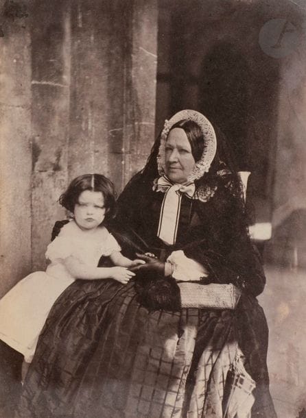 Photographe non identifié 
Vieille femme et petite fille en robe, c. 1850. 
Épreuve sur papier salé. 
19 x 14 cm