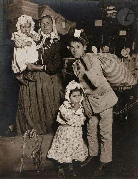 Lewis Hine (1874-1940)
Migrants italiens dans la salle des bagages à Ellis Island, 1905. 
Épreuve argentique (c. 1930) contrecollée sur carton. Légende manuscrite au crayon au verso du montage. 
14 x 11 cm 

Bibliographie :
Rosenblum and Trachtenberg, America & Lewis Hine : Photographs 1904-1940, Aperture, p. 30. 
Steinorth, Lewis Hine, Passionate Journey, Photographs 1905-1937, Edition Stemmle, p. 36.
