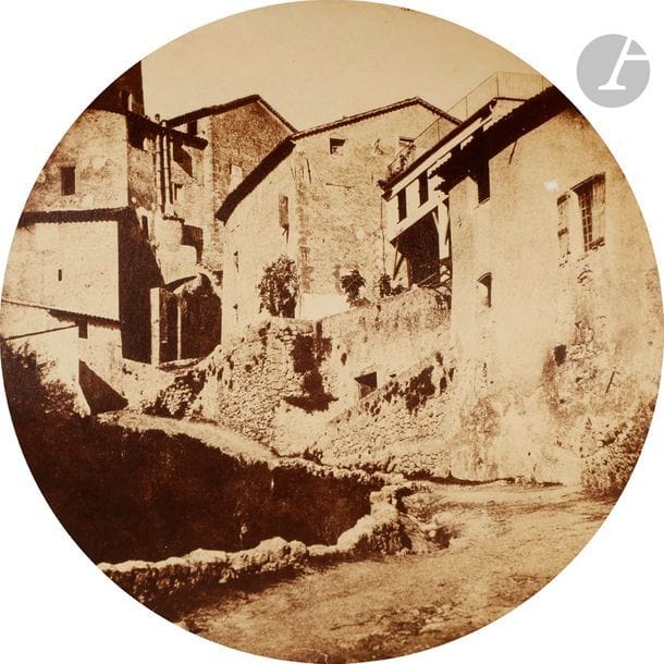 Charles Nègre (1820-1880)
Une rue à Grasse, c. 1852. 
Épreuve sur papier albuminé, d’après négatif papier ciré, découpé en tondo. 
Diamètre : 16 cm 

Provenance :
Ancienne collection Marie-Thérèse et André Jammes. 