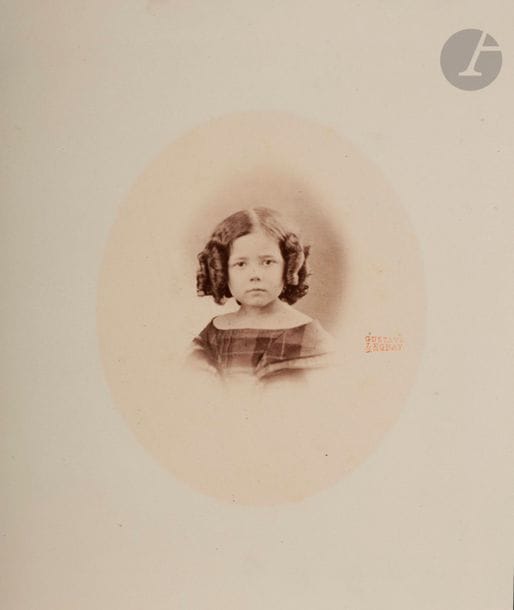 Gustave Le Gray (1820-1884)
Portrait de jeune fille, c. 1860. 
Épreuve sur papier albuminé, d’après négatif verre au collodion, contrecollée sur carton recoupé. Tampon Gustave Le Gray à l’encre rouge sur l’épreuve à droite. 
17 x 15 cm