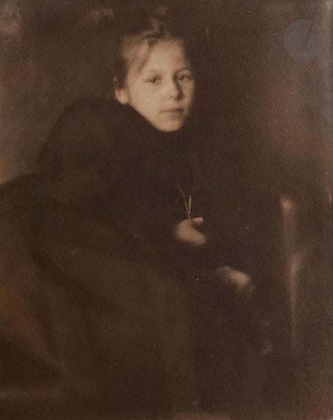 Heinrich Kühn (1866-1944)
Lotte Kühn, c. 1910. 
Gomme bichromatée d’époque. Filigrane « 1900 » dans le papier en bas à droite. 
Image : 29,8 x 23,8 cm
Feuille : 30,3 x 24,3 cm