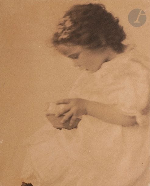 Gertrude Stanton Käsebier (1852-1934)
La petite fille au bol, 1898. 
Gomme bichromatée d’époque contrecollée sur cartons, signée du monogramme à l’encre sur le montage en bas. 
16 x 12,5 cm