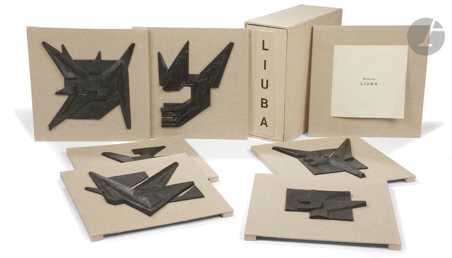 LIUBA BOYADJEVA [bulgare] (1923-2005)
Revelos
Recueil de 6 reliefs en bronze montée sur carton toilé.
Signés et numérotés sur 50.
Emboitage d’origine (usures).