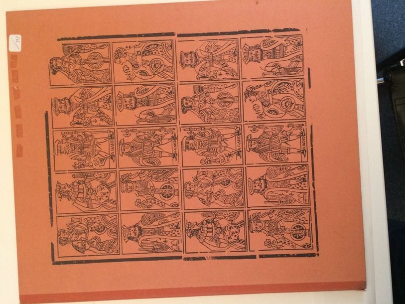 Feuille de petites cartes et de dominos : Belgique, début du XIXe s. ; gravure sur bois et couleurs aux pochoirs (pour le jeu de cartes) ; un coin déchiré. + Seven Playing Card Sheets by Deporre, portefeuille carton, comprenant 7 épreuves modernes de bois de Deporre : Huber und Herpel, Offenbach/Main, présentation de Charles Pry, ex. n° 24. TBE. 