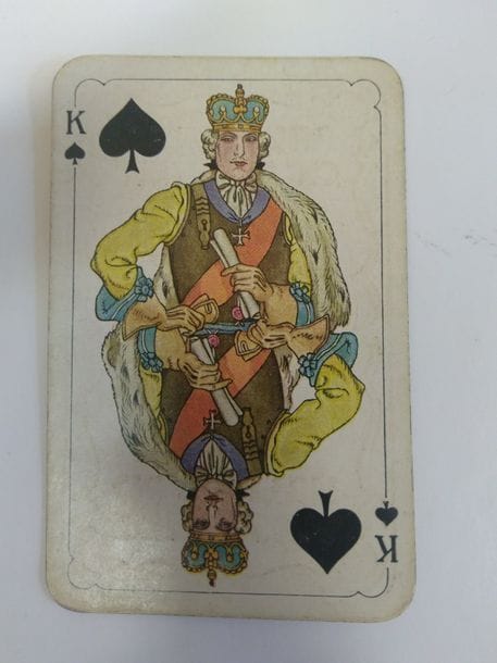 Jeu fantaisie BB : Pays-Bas, fin du XXe s. ; 52 cartes + 2 jokers ; coins dorés ; étui. TBE. + Jeu pub. Pour les cigarettes Reemtsma : F.A. Lattmann, Goslar, 1923 ; 32/32 cartes ; au dos pub. Reemtsma. BE. 