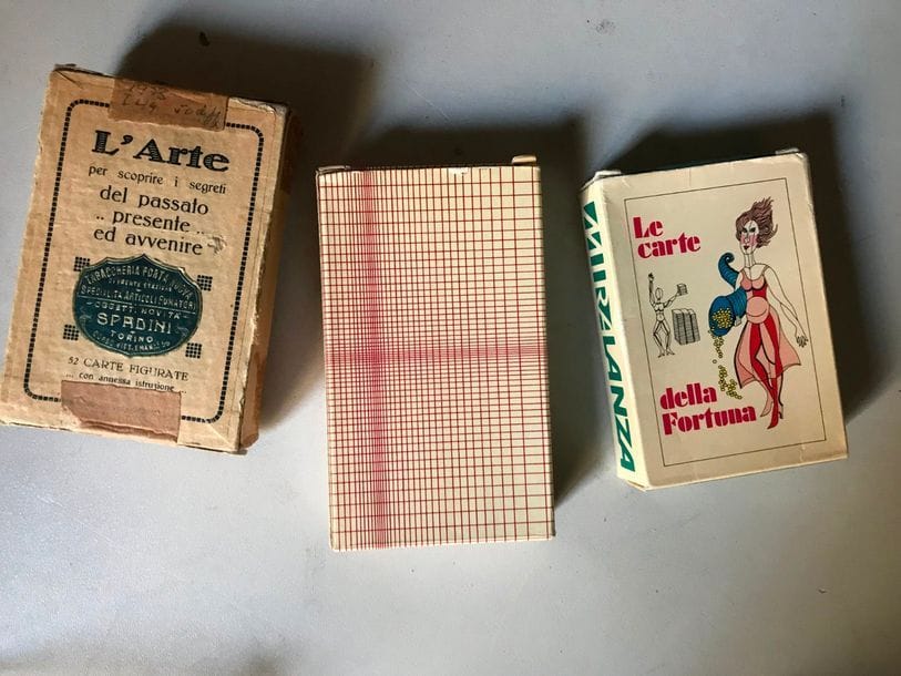 Trois jeux de cartomancie italiens : L’arte per scoprire i segreti del passato .. presente .. ed avvenire: succ. Fratelli Armanino e G. Cassini, Rome, 1928 ; 50/52 cartes ; chromotypographie ; sur roue de Fortune timbre Regno d’Italia Lire tre + petit timbre rect. à date Dic. 1928 ; feuillet explicatif ; boîte carton (fatiguée). BE. + Il Futuro con le carte : Arnaldo Mondadori Editore, Milan, 1973 ; 52/52 cartes + Fou + carte titre ; étui. TBE. + Le carte della Fortuna : Miralanza, Milan, 1975 ; 56 cartes ; livret ; étui. TBE. 
