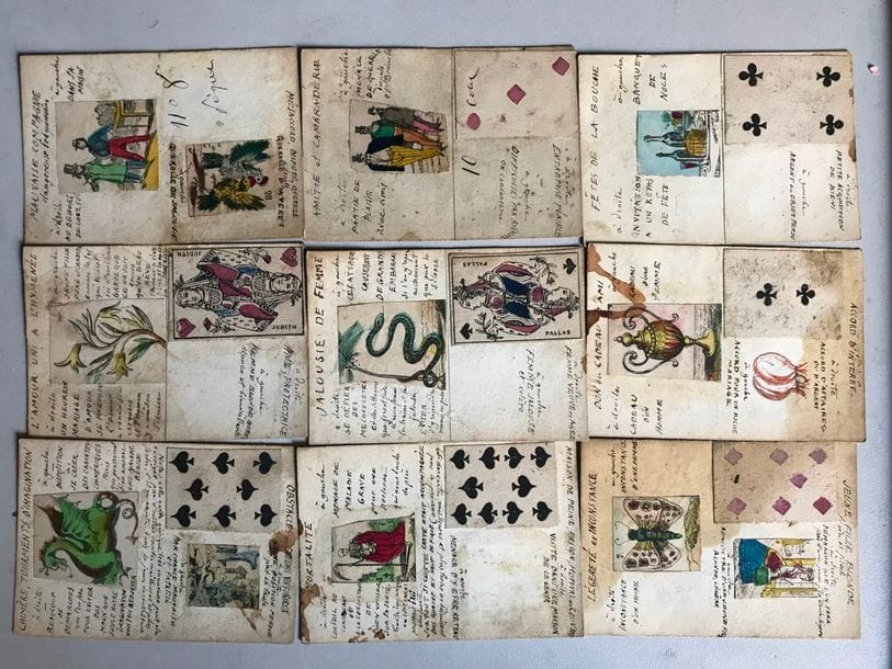 Jeu astrologique fait-main : anonyme, France, XXe s. ; crayon et encre de chine sur carton ; 29 cartes. EM. + Jeu divinatoire fait-main : anonyme, France, XXe s. ; 26/52 cartes ; encre et collages sur carton ; 105 x 74 mm. EM, qq cartes tachées. 