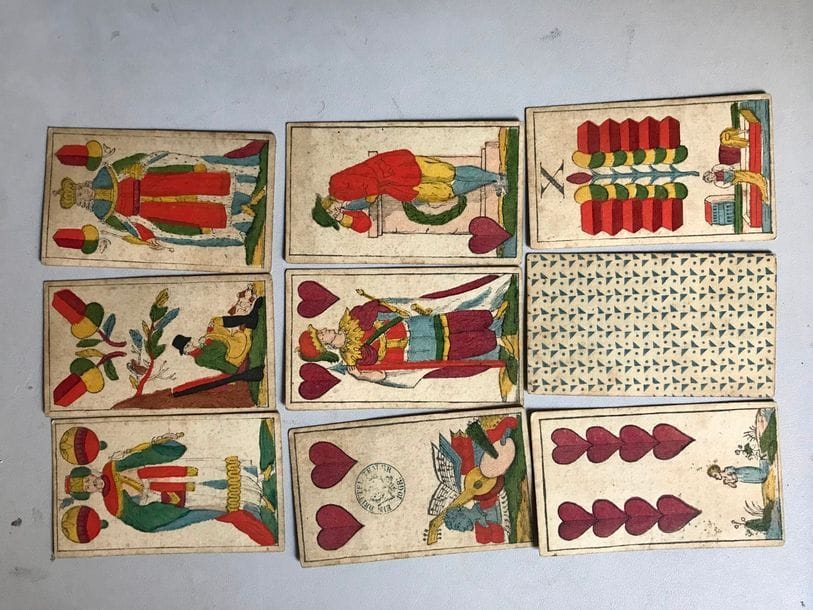 Portrait fantaisie en pied : C.T. Sutor, Naumburg, c.1840 ; 31/32 cartes ; gravure sur bois et couleurs aux pochoirs ; 97 x 57 mm ; dos petits triangles alternés ; cartes un peu salies. 