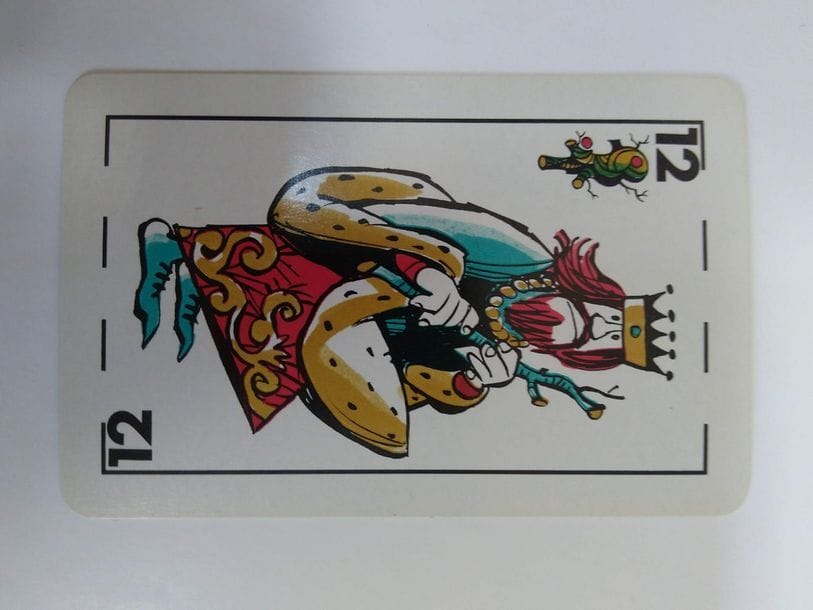 Jeu Romance español : H. Fournier, Vitoria, c. 1970 ; 52/52 cartes + 2 jok + carte titre ; coins ronds dorés ; boîte ; petit timbre fiscal sur 4T. TBE. + Jeu satirique espagnol : H. Fournier, Vitoria, 1969 ; dessins Antonio Mingote ; 48/48 cartes ens. lat. + 2 comodines ; petit timbre fiscal sur 5B ; étui (un peu frotté), mais TBE. + Jeu Visca Catalunya : H. Fournier, Vitoria, 1972 ; 48/48 cartes ens. lat. de fantaisie ; petit timbre fiscal sur 5 de faucilles ; boîte plastique. TBE. 