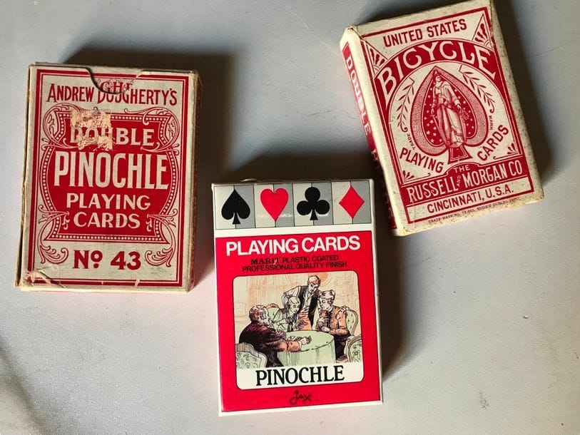 Trois jeux américains : Jeu au portrait anglo-américain « Bicycle » N° 608 : Russell & Morgan Factories, Cincinnati, c.1900 (reg. 1885) ; 52/52 cartes + joker + Jeu au portrait anglo-américain « Double Pinochle N° 43 » : Andrew Dougherty, New York, 1909 ; 2 jeux de 24 cartes ; sur AP Tally-Ho ; étui. + Pinochle (double) : Jax Ltd, Minneapolis, 1981 ; 2 jeux de 32 cartes ; étui. Tous trois TBE. 