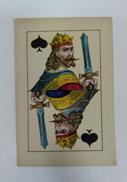 Petit jeu all. à portrait de fantaisie (ens. fr.) : anonyme, Allemagne, c. 1860 ; gravure sur acier et couleurs aux pochoirs ; 40/52 cartes ; 84 x 55 mm ; BE mais petit accident sur 8K. 