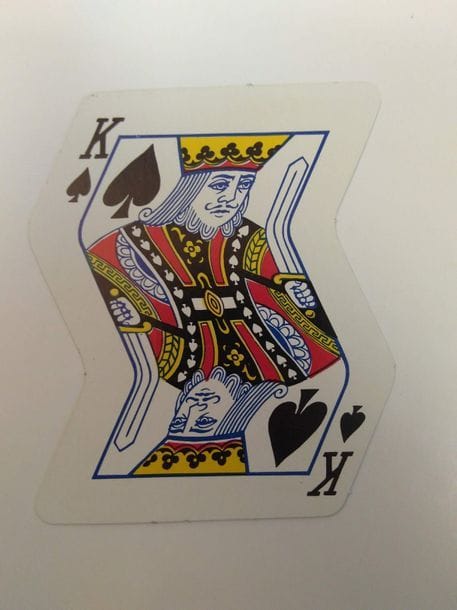Divers jeux américains : Jeu au portrait anglo-américain sur cartes rondes : The Arrow Playing Card Co., Chicago, c. 1930, 52/52 cartes + joker (un peu endommagé), boîte, TBE. + Carnival Playing Cards New Orleans, reprod. d’un jeu de 1925 (dessins Harry D. Wallace), Carnival Playing Card Co., Nouvelle-Orléans, 1981, 52 cartes + joker + carte explicative, étui, TBE. + Crooked Deck : A. Freed Novelty, Inc., New York, 1969, 52 cartes (“tordues”) + 2 jokers, étui, TBE.