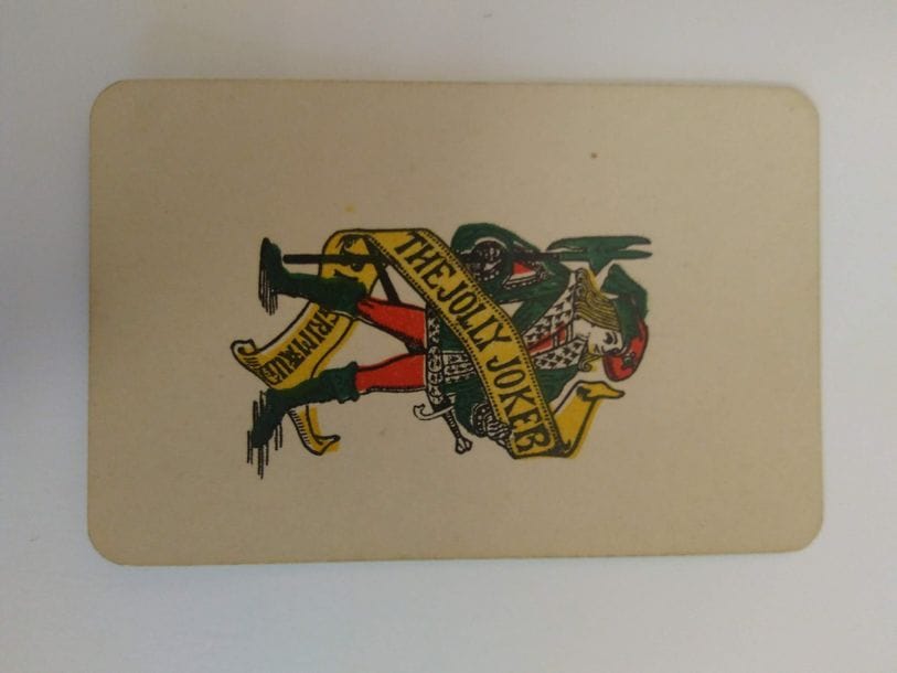 Quatre jeux « levantins » : Jeu au portrait hollandais PV2 : Ant. Van Genechten, Turnhout, av. 1940 ; 52 cartes + 1 joker, as illustrés ; coins ronds ; sur AT timbre rond vert « Douanes des Etats sous mandat français » (Syrie, Liban) ; étui. BE. + Portrait belgo-génois : B.P. Grimaud, vers 1935 ; 52/52 cartes +1 joker ; sur AT timbre rond « Douanes des Etats sous mandat français » (Syrie, Liban) ; dos vert pâle uni. BE. + Jeu à portrait anglais grec, fait pour le Monopole des cartes à jouer hellénique (EMP) par Moharrem, Alexandrie (AP), 52 cartes + joker, étui avec lég. en grec, bande de contrôle EMP + timbre humide. + Jeu « Liban touristique » : H. Fournier, Vitoria, années 1950 ; 52/52 cartes + 2 jokers + carte titre ; coins ronds dorés ; boîte ; timbre fiscal libanais sur AT. TBE. 