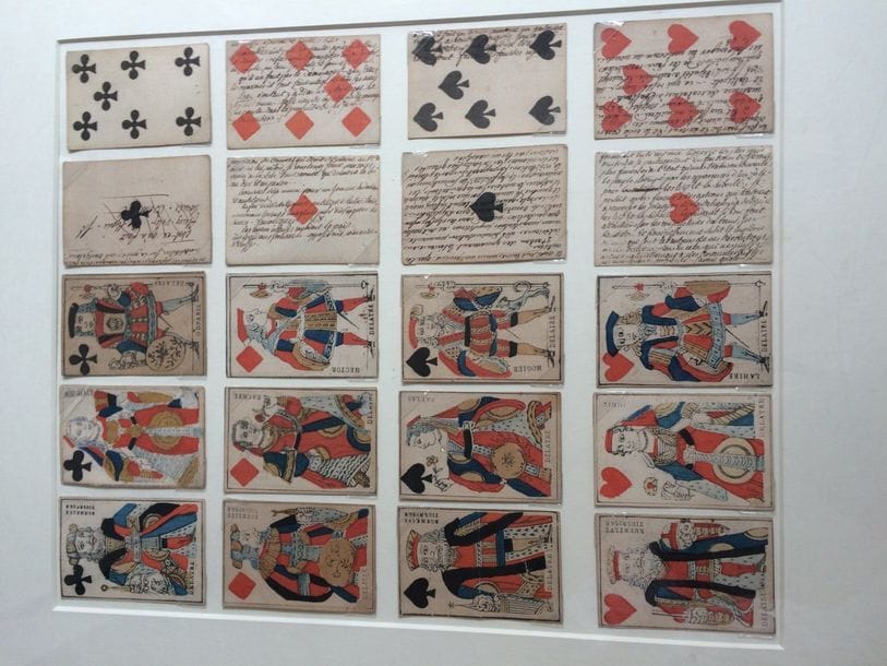 Portrait de Paris corrigé : P.L.N. Delâtre, 1793/94 ; 32/32 cartes (têtes encadrées) ; au dos et parfois sur les faces (des as) longues notes mss ; 84 x 55 mm (Expo Issy 1989, n° 25). BE. 