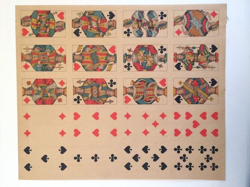 Epreuve en couleurs d’un jeu de fantaisie : B.P. Grimaud, Paris, début du XXe s. (peu après 1900) ; 16 cartes (les 4 fig. et les 4 as), chromolithographie ; as illustrés ; TBE. + Epreuve d’essai en couleurs d’un jeu pour la Roumanie : B.P. Grimaud, Paris, fin du XIXe s. ; 12 cartes (4 demi-fig., avec leurs noms roumains), chromolithographie. TBE. + Epreuve en noir d’un portrait XP8 : B.P. Grimaud, Paris, fin du XIXe s. ; 12 cartes (les 12 fig.), annotations au crayon, petites rousseurs, déchirure réparée au ruban adhésif. + Epreuve en couleurs d’un jeu au portrait viennois petite couronne : B.P. Grimaud, Paris, fin du XIXe s. ; 20 cartes (12 fig. et 8 cartes de pts (portrait inattendu de la part de Grimaud, sans doute fait pour la Turquie, où ce type était répandu). 
