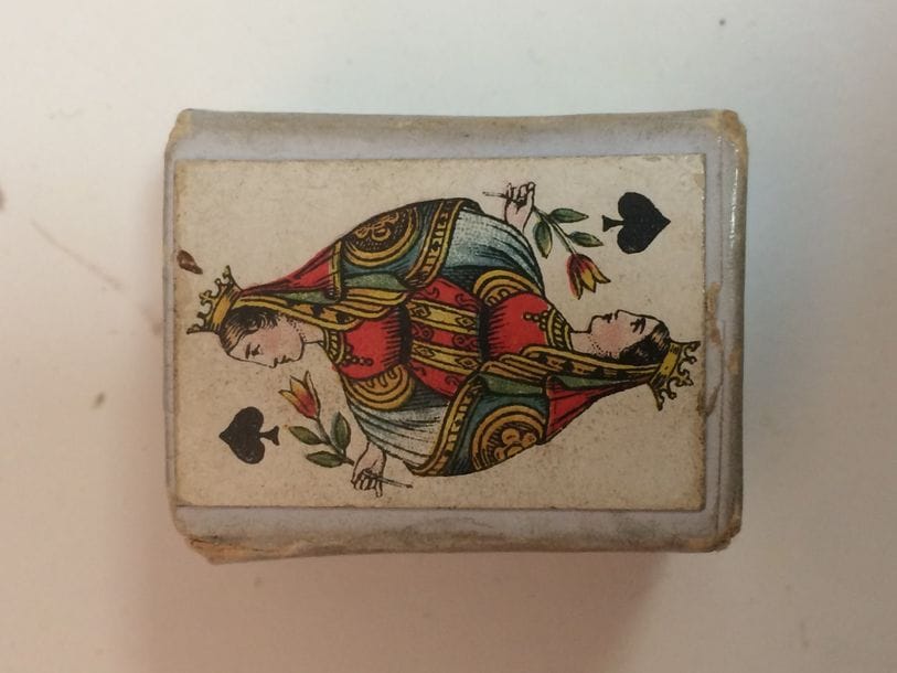 Deux jeux miniatures : anonymes, France, fin XIXe s. ; 52/52 cartes et étui ; chromolithographie ; coins carrés ; dos blancs pour l’un, dos bleu pâle pour l’autre. BE. + Jeu de patience au portrait français : France, c.1870 ; chromolithographie ; 52/52 cartes ; 65 x 48 mm ; chaque carte dans un encadrement tarabiscoté ; dos roses. BE. 