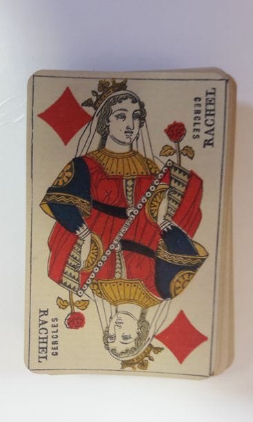 Jeu au portrait belgo-génois : anon., France (?), début XXe s., 52 cartes, sans index ; chiffres des pts en réserve dans les ens. TBE. + Portrait « danois » Whist n° 38 : Turnhout, XXe s. ; 52 cartes + joker ; as illustrés ; étui. BE. + Jeu de cercles au Portrait français officiel: France, ap. 1896 ; 52/52 cartes, filigr. CI ; sans index ; dos roses unis. TBE. 