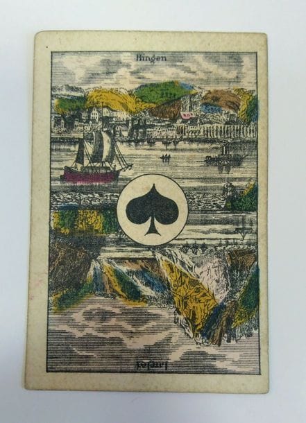 Jeu au portrait XP : Allemagne, mi-XIXe s. ; 32/52 cartes + 2e 8P ; 90 x 59 mm ; coins carrés ; as illustrés de vue d’Allemagne ; sur 4K timbre portugais Pagou 40 Reis (entre 1844 et 1861) ; dos volutes de pointillés bleus. EM. 