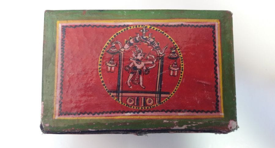 Ramayana Ganjappa, c.1960 ; boîte métal entoilée, peinte ; 120/120 cartes ; diam. 50 mm. BE. 