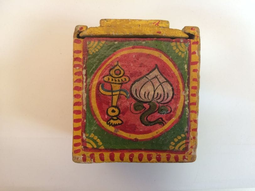 Parlakhemandi Ramayana, Orissa, années 1980 ; coffret en bois peint ; 120/120 cartes ; diam. 86 mm. TBE. 
