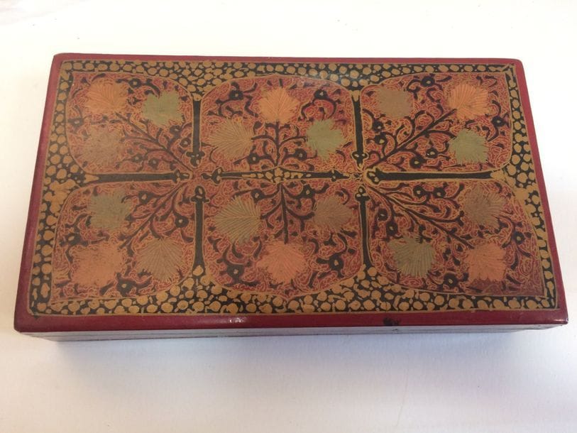 Dasavatara Ganjifa : Inde…, fin XXe s. ; 50/120 cartes ; diam. 65 mm ; boîte papier mâché (ou teck ?) lacquée avec décor végétal. TBE. 