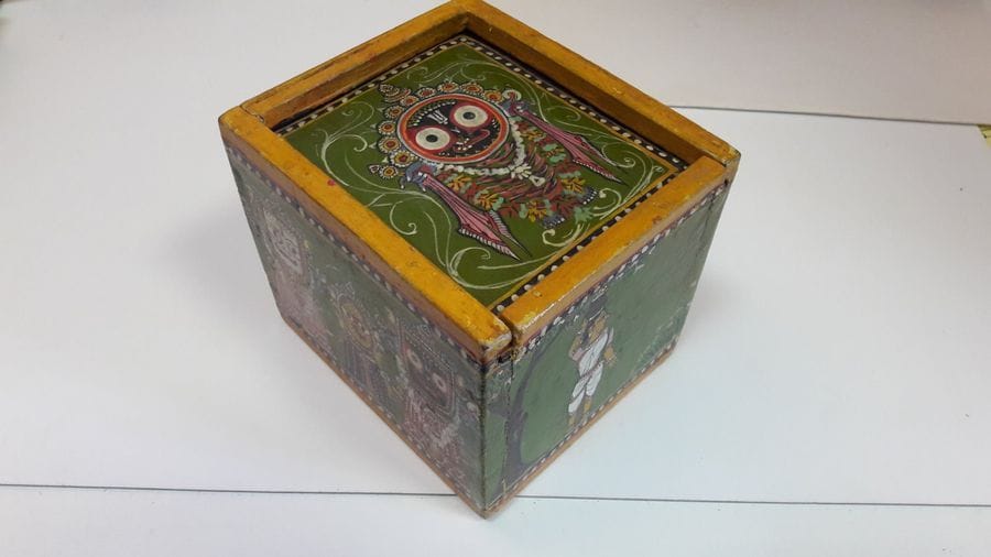 Mogul Ganjifa animalier : Inde (Orissa ?), fin XXe s. ; 96/96 cartes ; diam. 99 mm ; grand coffret carré vert peint avec couvercle coulissant. BE. 