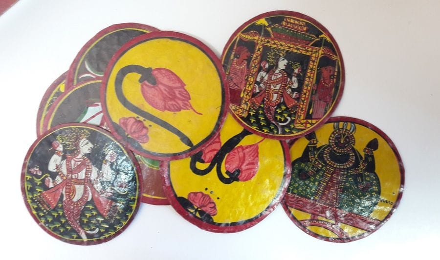 Desavataru g. Bishnupur, c.1980 ; 119/120 cartes ; diam. 110 mm ; peinture sur carton apprêté ; grande boîte rose en carton. BE. 