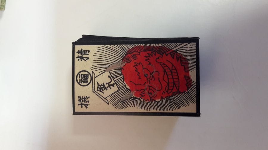 Quatre jeux japonais traditionnels dans leurs boîtes : Kabu fuda, Irinokichi, Hanafuda, modernes. + Jeu jap. Hanafuda : Nintendo, Tokyo, fin du XXe siècle, 48/48 cartes + 1 ; boîte plastique. TBE. 