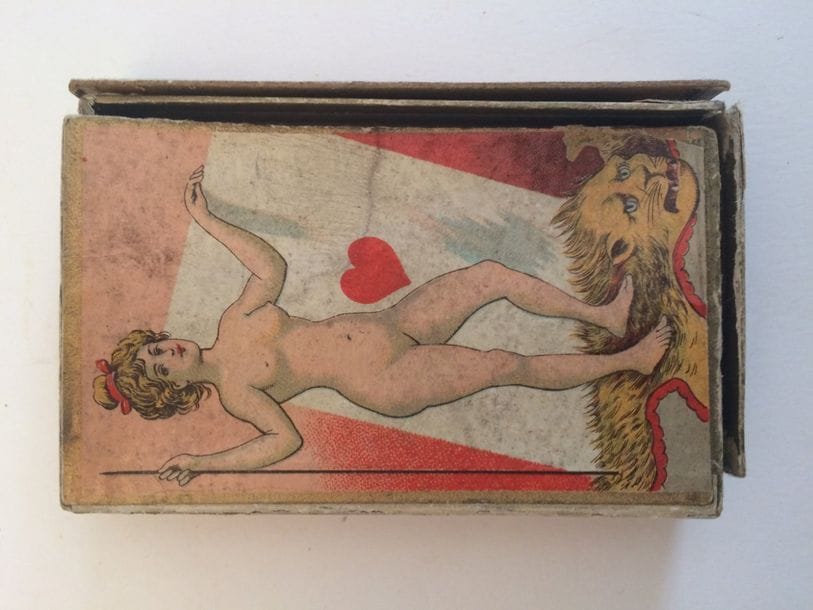 Cartes transparentes érotiques, France, c.1900 ; boîte illustrée de beautés nues, « Transparence garantie » ; 16 cartes avec cadre doré ; 88 x 53 mm. TBE. 