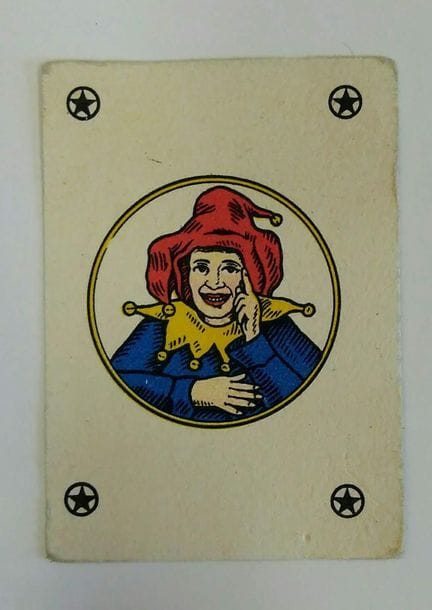 Deux jeux de patience : Patience des enfants No 25, Dondorf, c.1890 ; 52/52 cartes ; coins ronds dorés ; étui ; BE. + Jeu de patience à p. anglais, anonyme, 52/52 cartes + 2 jokers; étui croix cuir porte-clef. TBE. 