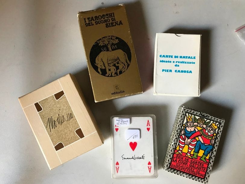 Cinq jeux d’artistes italiens : Carte di Natale : Renzo Cortina, Italie, 1983 ; dessins Pier Canosa ; 52/52 cartes + joker + carte titre + étui. TBE. + I Tarocchi del Duomo di Siena : Editalia, Rome, 1982 ; 78/78 cartes + 2 + carton explicatif ; étui. TBE. + Jeu artistique de Tadini : Modiano, Trieste, vers 1990 ; 52/52 cartes + 2 jokers + carte titre ; ex. n° 305/1000 ; boîte carton. + Jeu artistique de Luzzati : modo 90, Trieste, vers 1990 ; 52/52 cartes + 2 jokers + marque de bridge. TBE. + La cour galante, « gravures de Costante Costantini » : Editions du Soleil-Lion Ari et Terry, Milan, 1979/1980 ; 52/52 cartes + 1 joker + carte titre ; ex. n° 437/2000 ; étui carton. TBE. 