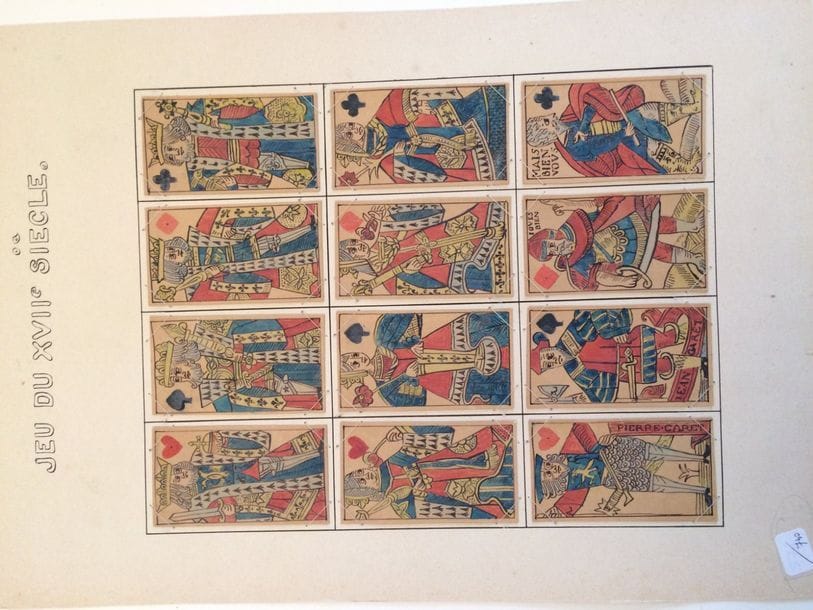Diverses épreuves en couleur de jeux d’artiste : Pasino, Le Jeu second (épreuve signée) + « Jeu de cartes » gravure sur bois, Richard Hertig (?), 1979 + calques de cartes de Pierre et Jean Garet, Grenoble, XVIIe s. (calques vers 1900), 12 cartes montées sur carton et tenus par du fil. 