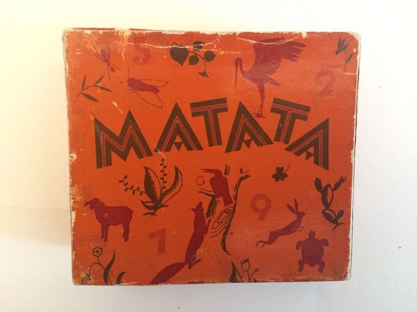 Cartes pour les enfants : Matata : Miro Company, Paris, v.1950 ; petites cartes monochromes, les unes brun les autres en vert ; boîte à double compartiment. BE. + Kinder-Spielkarten No 25: Dondorf, Francfort, c.1890 ; 52/52 cartes ; chromolithographie ; coins dorés; étui; TBE. + Kinder-Spielkarten N° 52 : Dondorf, Francfort, ap. 1906 ; 52/52 cartes, coins ronds dorés ; étui. TBE. 