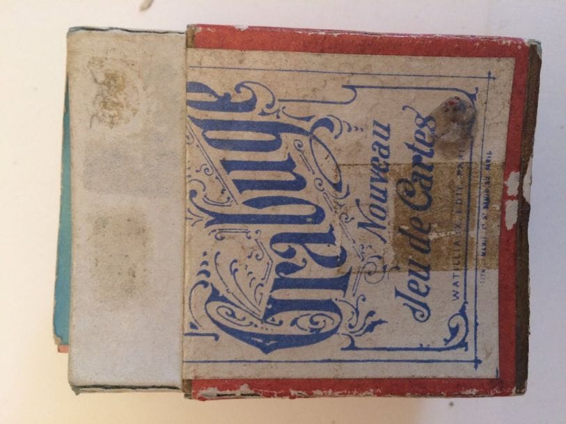 Grabuge : Watilliaux, Paris, c.1890 ; 88/104 cartes en 4 couleurs (jaune, gris, bleu, rose) ; coins carrés ; dos bleus ; livret de règles ; boîte (incomplète). BE. 