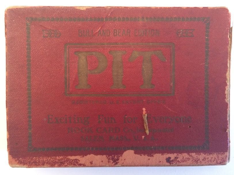 Jeu Pit : Rook Card Co., Inc., Salem, MA, 1905 ; 65/65 cartes ; boîte carton un peu fatiguée sinon BE. + Jeu non-conventionnel britannique (très britannique !) « Bobs yr Uncle » : Waddington, Leeds, c. 1930, 54 cartes, Feuillet explicatif (en vers), étui (conçu par Franck H. Simpson), BE. + Jeu original anglais National Emblems, dessins Susan Rae, Waddington, Leeds, 1976, 52 cartes + joker. TBE. + Jeu Six Pence Snap, Woolley & C°, Londres, c. 1900, 28/28 cartes, chromolithographie, étui. BE. 
