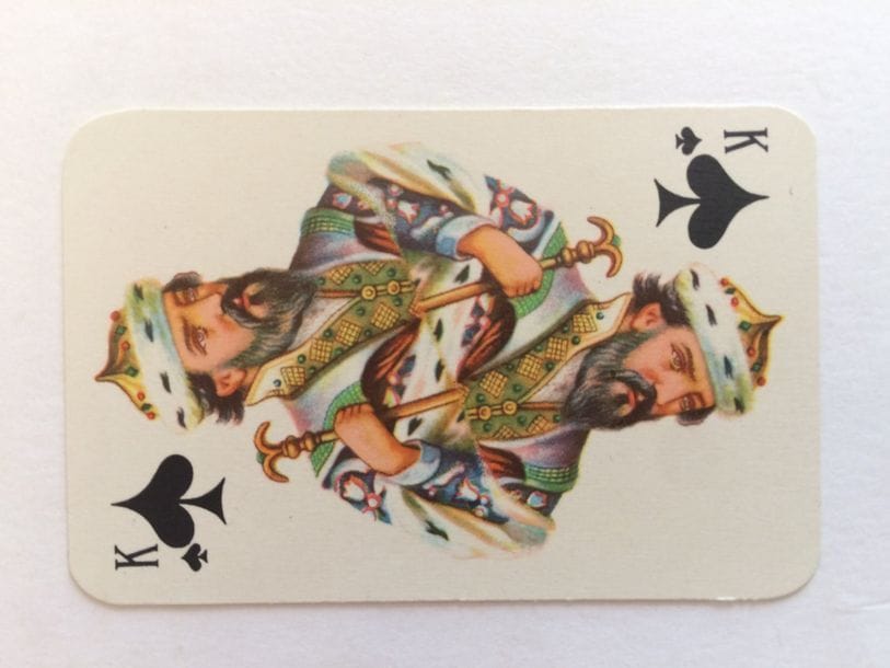 Patience russe : fab. d’Etat, Léningrad, c. 1960 ; 52/52 cartes + 2 jokers + carte blanche ; as illustrés de trophées. TBE. + Jeu russe : portrait standard, Leningrad, 1964 ; 36 cartes, étui. TBE. + Jeu Russe : St-Pétersbourg, fin XIXe ; 20 cartes (ttes les fig., as et dix) ; dessin Karazine ; coins carrés ; AK avec ornement fiscal sous le K ; arrachements sur les dos. 