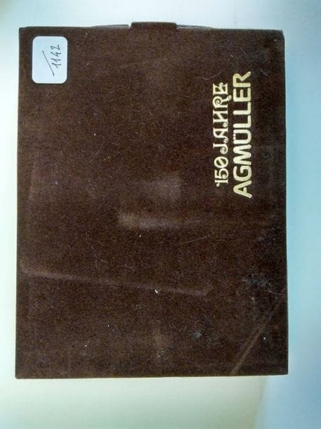 Deux jeux célébrant le jubilé de Müller « 100 Jahre AGMüller » : AGMüller, Neuhausen am Rhf, 1978 ; un fac-similé de jeu suisse-all. + un jeu romantique 52 cartes +2 jokers, coins dorés ; le tout dans un écrin façon velours. TBE. + Fac-similé de cartes au portrait de Fribourg par J.J. Burdel ; 52 cartes ; env. papier ; TBE. + Fac-similé d’un jeu de « Jass » de David Hurter (début du XIXe s.) : AG Müller, Neuhausen, vers 1980. TBE. 