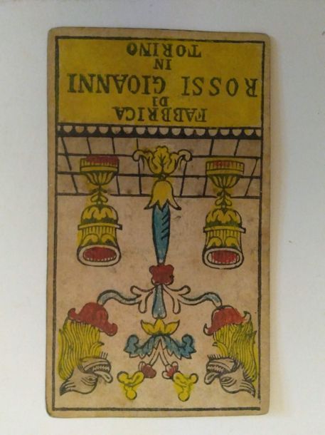 Tarot piémontais : Giovanni Rossi, Turin, contada dei Pelicia, av.1860 ; gravure sur bois et couleurs aux pochoirs ; 78/78 cartes ; 118 x 63 mm ; dos damier bleu. EM (cartes un peu salies). 