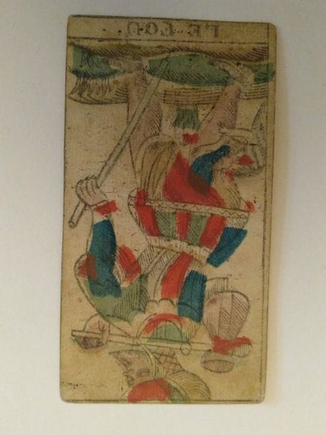 Tarot de Besançon : Renault, c.1850 ; 76/78 cartes (mq. XIV et 6B) ; gravure sur bois et couleurs aux pochoirs. Louis Charles Renault (1803-1878), premier successeur de Jerger, était le petit-fils d’Antoine Renault, cartier papetier parisien, guillotiné en 1794. EM. 